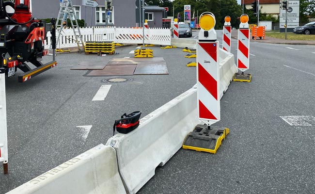 An Baustellen und Ampelanlagen wird zusätzliche Technik zur Verkehrssicherung benötigt.