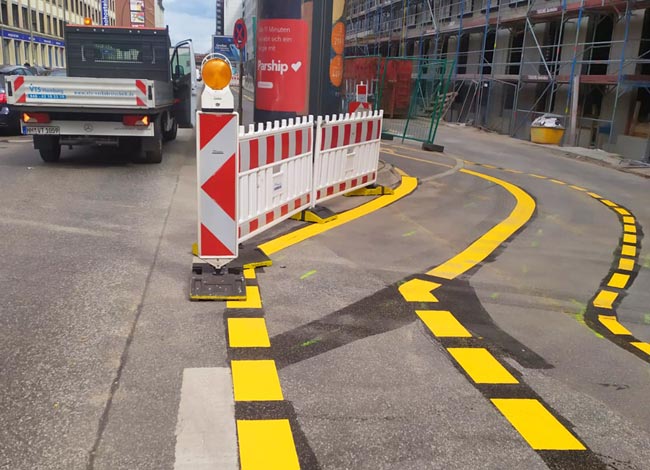 Auffällige Fahrbahnmarkierungen leiten in Baustellenbereichen den Verkehr sicher und fachgerecht um.