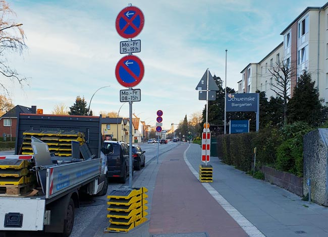 An Baustellen müssen Halteverbotsschilder zur Kennzeichnung von Halteverbotszonen angebracht werden.