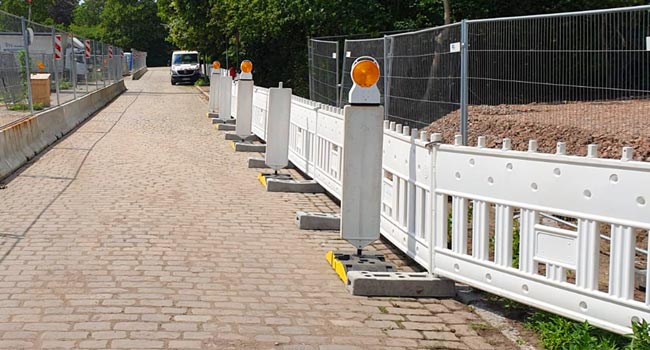 Die Absicherung von Baustellen erfolgt meist durch spezielle Bauzäune oder Absperrungen.