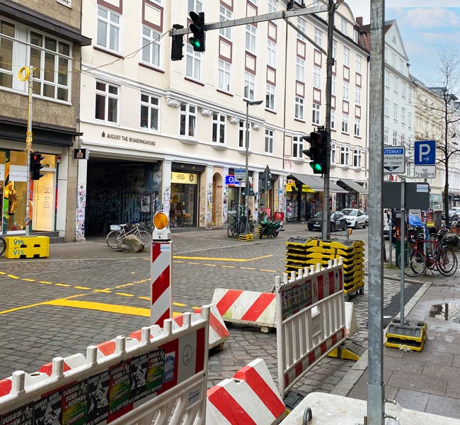 Baustellenampeln sind unentbehrlich, um die Verkehrssicherung an Baustellen zu übernehmen.