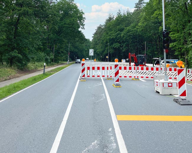 Zur Absicherung von Straßen und Baustellenbereichen wird eine rechtliche Einordnung benötigt.